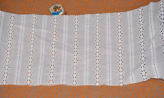 Prix ​​d'usine 100% coton broderie oeillet dentelle fleur tissu avec prix de gros